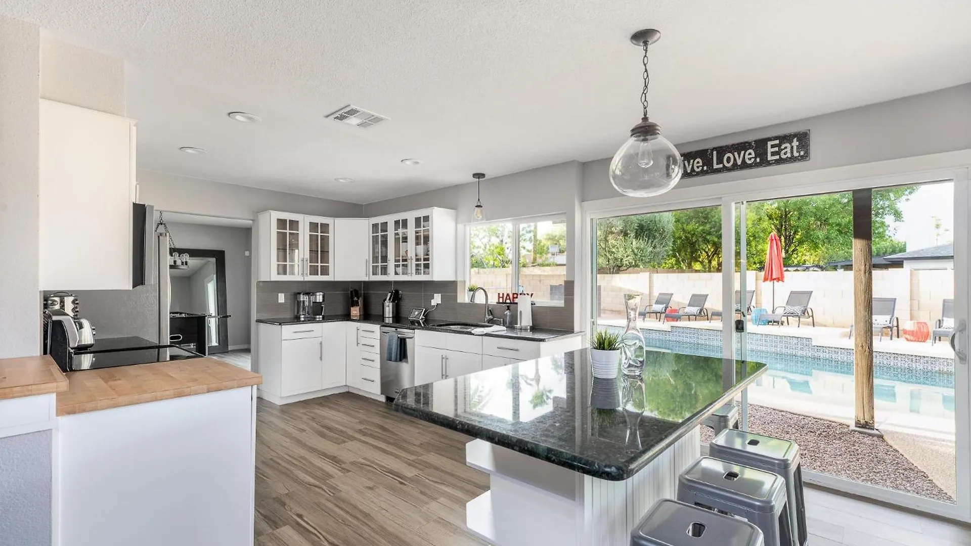 Central Location, Heated Pool, Hot Tub, Game Room Phoenix